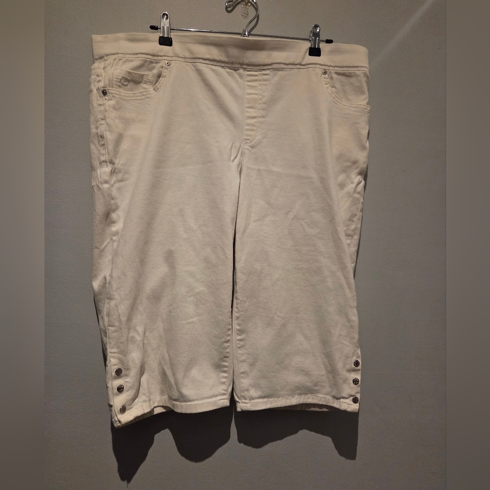 Gloria Vanderbilt Women's Plus Size White Bermuda Shorts EUC Size 16W